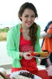 20083406_WWRUMUJOL - 0-miley cyrus