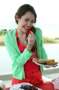 20083425_MDLCWOLNQ - 0-miley cyrus
