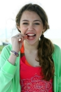 20083430_IYUSSCRYV - 0-miley cyrus