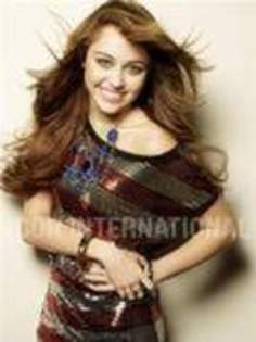 10894980_UDWYZWJXY - sedinta foto Miley C 1