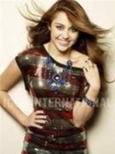 10894968_GOLVJTAOB - sedinta foto Miley C 1