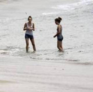 XJWUWYXOTAQSZUXENAA - Miley Cyrus la plaja