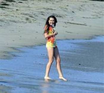 VWJKPFJTNAIZHUDKKZM - Miley Cyrus la plaja