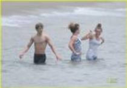 RPHLJNYYFREYANFZISI - Miley Cyrus la plaja