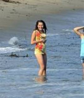 RLWHPLGMPBWBEEXXZHT - Miley Cyrus la plaja