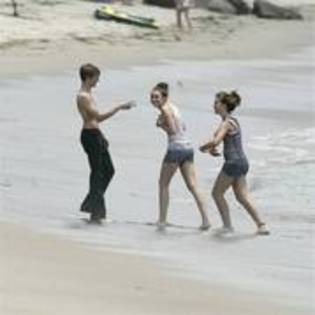 OFTJZQBVEBXGTJDFKLU - Miley Cyrus la plaja