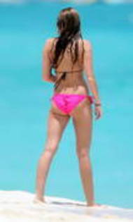 HICLQRAUVBMVDXRQUAI - Miley Cyrus la plaja