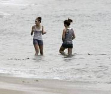 GGJXNEILDEDJLXNBINC - Miley Cyrus la plaja