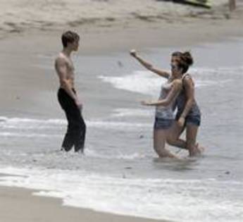 FXNEUBVZCRZMZJIFZIF - Miley Cyrus la plaja