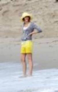 CGKLGYNGGFYJNIEDAGN - Miley Cyrus la plaja