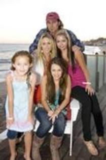 TQSFXLSEKBLBCIINESL - Miley Cyrus si familia