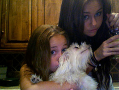 PBELSLBVUXBOKZJHYCG - Miley Cyrus si familia