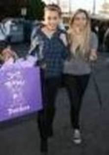 PARFGQHSEQSLMVUDSRU - Miley Cyrus si familia