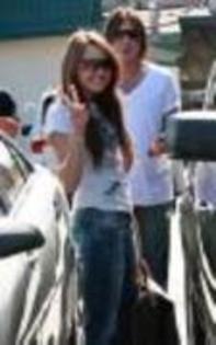 OTTUCLYDEJMTRTRCQDQ - Miley Cyrus si familia