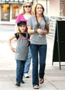ORYAVANJUPVCWZFLUSW - Miley Cyrus si familia