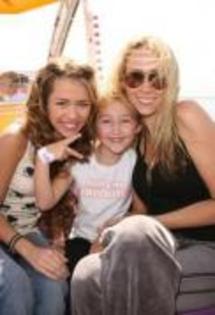 MNBMRVWMPBWBIXIMYKM - Miley Cyrus si familia