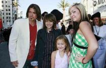 LGVNSNBRWATYEREBRUX - Miley Cyrus si familia
