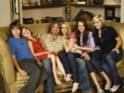 JUAQPOSXVCQTPPQRMHO - Miley Cyrus si familia