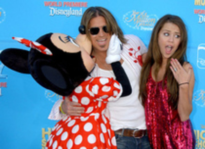 IRWXNDYCFBIVYBFJHOC - Miley Cyrus si familia