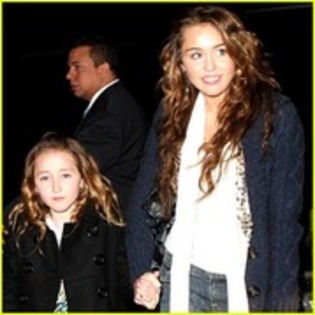 IHAMVITOQWQQEFLRMPV - Miley Cyrus si familia