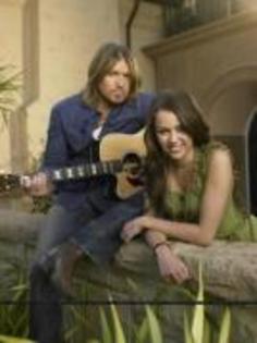 IFIWXXQSJHFXDDWVWQH - Miley Cyrus si familia