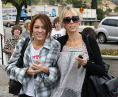 GHQXZTYVAAGVHLTARRR - Miley Cyrus si familia
