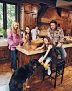 GBVWLKKQMCPBWJNJQGX - Miley Cyrus si familia