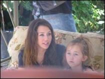 FMDWJWDYXVQLQZMITJQ - Miley Cyrus si familia