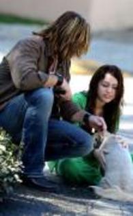 EYEHUEHLMOJRHGIXJZB - Miley Cyrus si familia