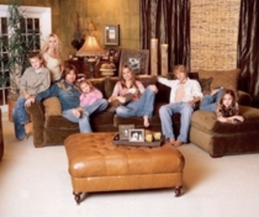 EURJNEOZCEFSSYTTHOS - Miley Cyrus si familia