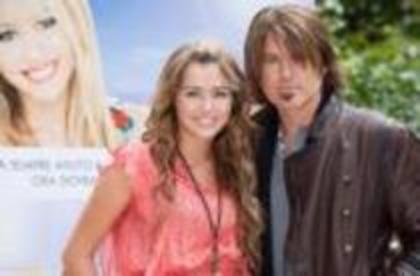 EMZQCBTQJABPYWCXKEM - Miley Cyrus si familia