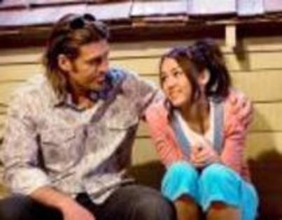 EEZCZLQEVJAXAXIOIUL - Miley Cyrus si familia