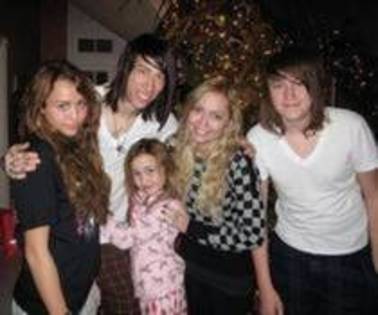 DITUMKEFHDGBRECOMHW - Miley Cyrus si familia