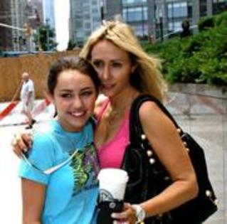 CKPGJJUICROYMMZYVDM - Miley Cyrus si familia