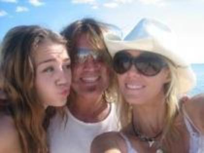 CAQUWAGXWFYQGMXCKMZ - Miley Cyrus si familia