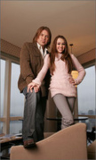 BVGNMFBURKFJCMHBEIV - Miley Cyrus si familia