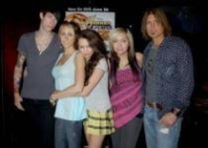 BTGFASCXKYJZNRHTPIL - Miley Cyrus si familia