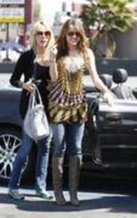 AZCXNJSIQMJAMXYVKUD - Miley Cyrus si familia