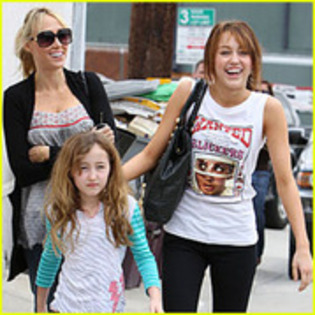 16106663_NQGARYEMN - Miley Cyrus si familia