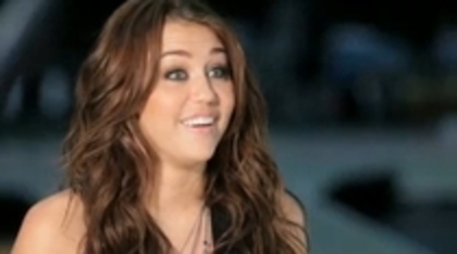17176643_YBNIIUAUG - Miley Cyrus