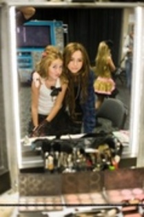 17176488_EXRZFESAF - Miley Cyrus