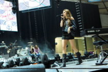 17176478_OZLUFAWPC - Miley Cyrus