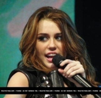 17176453_LCXTPKSCY - Miley Cyrus