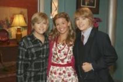 22885862_GBTBSFKWZ - 0-zack si cody o viata minunata pe punte