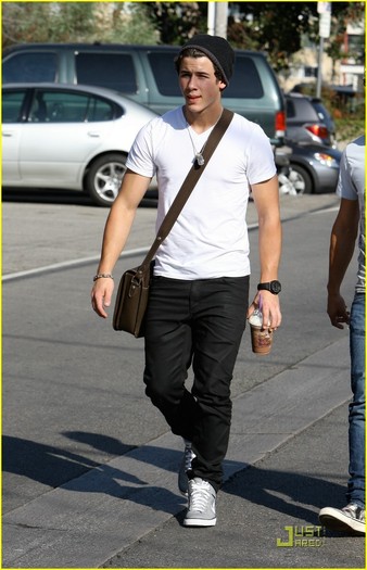 Hollywood-10-12-nick-jonas-16248112-786-1222