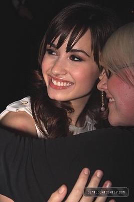 normal_012 - NOVEMBER 1TH Signs autograpghs as she leaves the Twilight Premiere