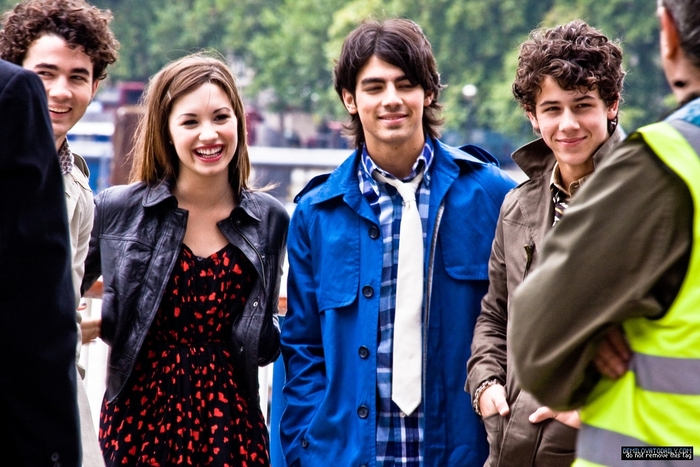 001 - SEPTEMBER 10TH - Out in London with the Jonas Brothers