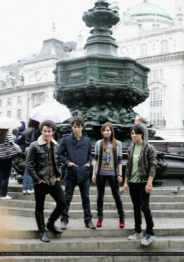 004 - SEPTEMBER 9TH - With the Jonas Brothers Filming a Photoshoot in UK