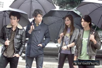 006 - SEPTEMBER 9TH - With the Jonas Brothers Filming a Photoshoot in UK