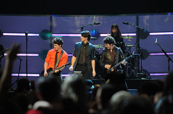 800px-Jonas_Brothers_at_Kids_Inaugural_Concert - 0-jonas brothers01